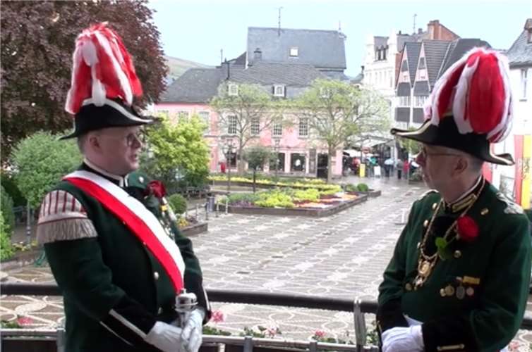 Hauptmann Jürgen Knieps (rechts) und Tambourmajor Jürgen Schmitz begrüßten die Schützenbrüder samt Damen zum virtuellen Schützenfest.