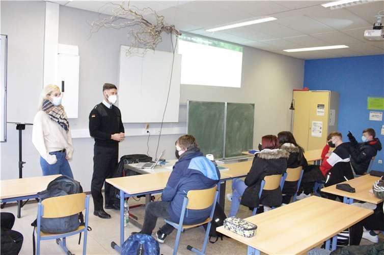 Hauptmann Julian Ströbl während seines Besuches an der Realschule plus Untermosel. Foto: privat