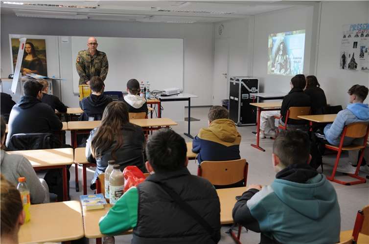 Hauptmann Koch vom Karrierecenter der Bundeswehr in Mainz stellte den Jugendlichen die Ausbildungs- und Einsatzmöglichkeiten vor.  Foto: A. Menzen