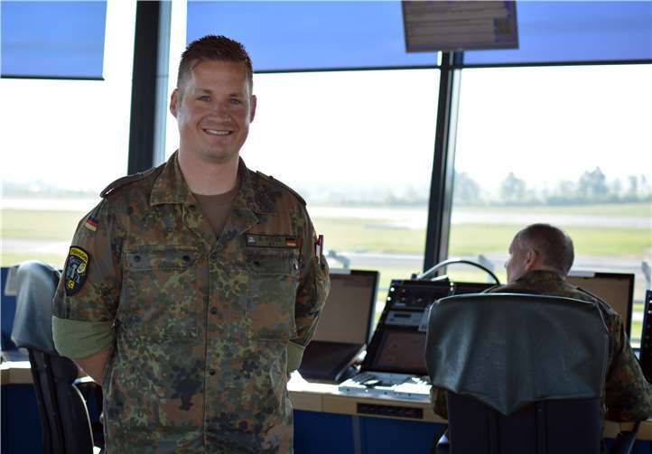 Hauptmann Manuel Meyer hat die Zusammenarbeit angestoßen. Auf dem Fliegerhorst arbeitet er als Fluglotse.