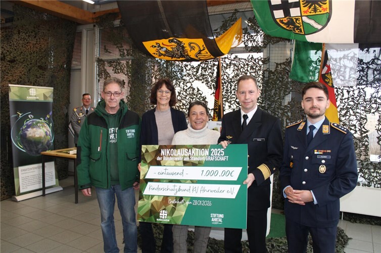 Hauptmann Nick Falkner (Stiftung Ahrtal, rechts) und Flottillenadmiral Axel Ristau (2.v.r.) übergaben einen Spendenscheck in Höhe von 1.000 Euro an Ulrike Ring-Scheel (Mitte) und Andrea Jahnen (2.v.l.) vom Kinderschutzbund Ahrweiler. Foto: DU