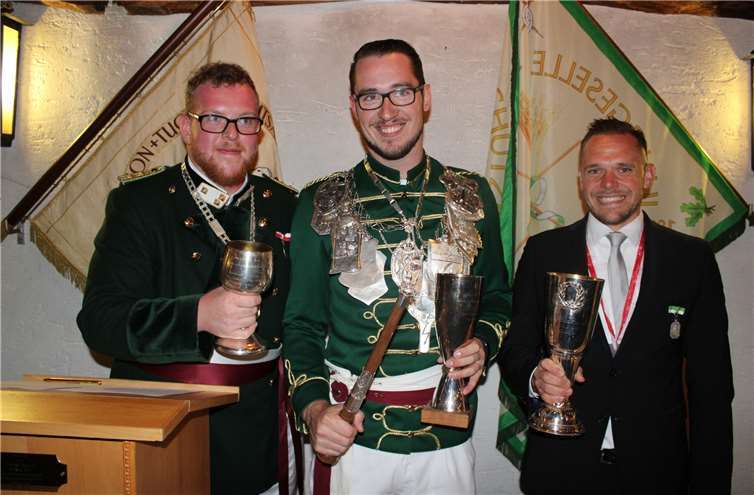 Hauptmann Tim Ley, der neue König Markus Fabritius und der alte König Matthias Schopp.