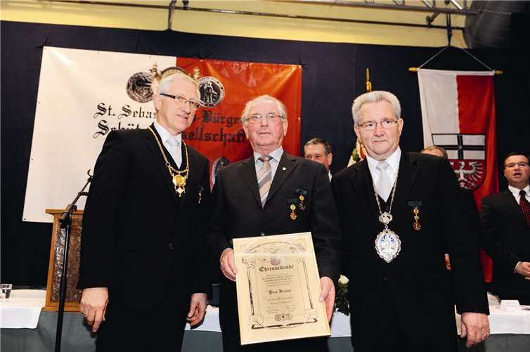 Hauptmann Wilhelm Busch (l.) und Bürgerkönig Edgar Flohe (r.) ehren für 50 Jahre Paul Knieps.FIX