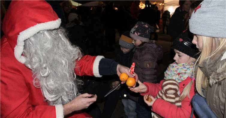 Hauptperson war natürlich der Nikolaus, der vorzeitig aus dem nahen Wald auf den nach ihm benannten Weihnachtsmarkt gereist war, um Kinder zu beschenken.