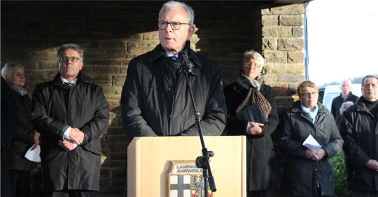 Hauptredner Hans-Gert Pöttering erinnerte in seiner Rede auch an die zahllosen Flüchtlinge und Vertriebenen nach und während des Zweiten Weltkriegs. -DU-