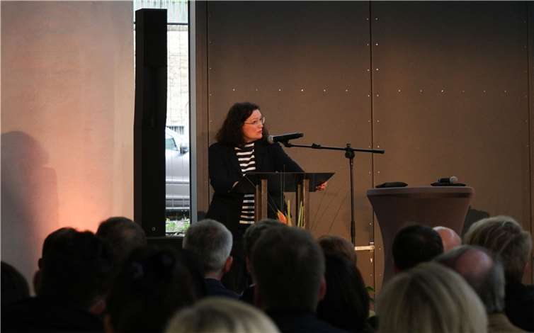 Hauptrednerin Andrea Nahles erörtert beim Bendorfer Wirtschaftstag Maßnahmen und Strategien, um dem Fachkräftemangel entgegenzuwirken.