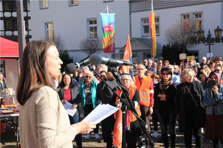 Hauptrednerin bei der Demonstration im Vorfeld des Internationalen Frauentages war Cornelia Weigand, nicht als Landrätin, sondern als Bürgerin des Kreises Ahrweiler. Foto: GS
