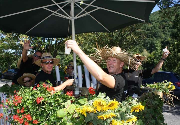 Hauptsache ein wenig Schatten. Die Klottener Kellermeister versorgten die durstigen Festbesucher mit kühler Schorle.
