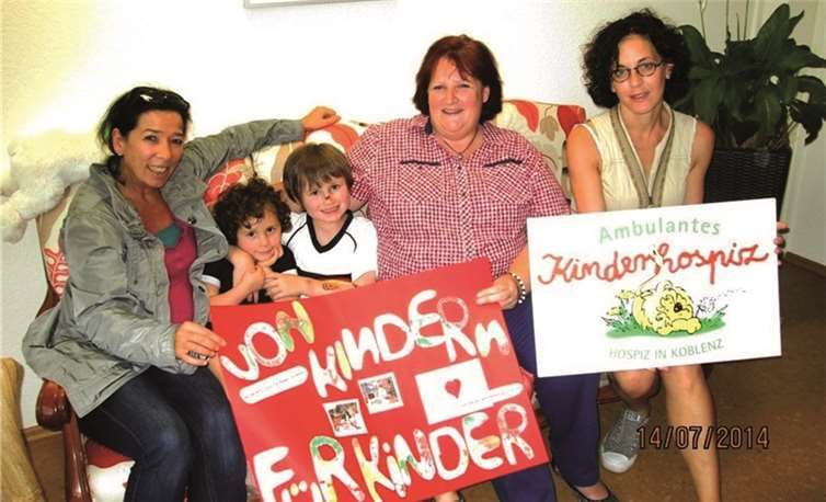 „Haus für Kinder“ Kinder der städt. Kita haben für die 20-Jahr-Feier der Kita Bilder gemalt und sie an diesem Tag in einer Galerie angeboten. Der Erlös 111 Euro haben die Kinder an das ambulante Kinderhospiz Koblenz übergeben. privat