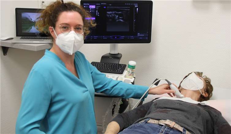 Hausärztin Anja Klinghuber hat mit finanzieller Förderung der Verbandsgemeinde Weißenthurm ihre Bassenheimer Praxis modernisiert und unter anderem ein neues Ultraschallgerät angeschafft. Foto: VG Weißenthurm