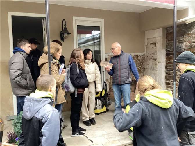 Hausbesitzer Martin-Heinrich Tils erläutert den Schüler*innen an seinem Haus in der Oberhutstraße die Eignung unterschiedlicher Baustoffe für den Wiederaufbau. Foto: privat