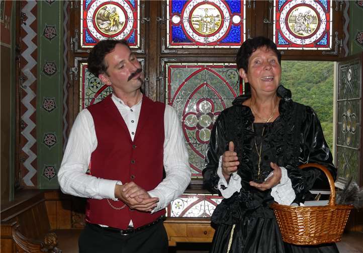 Hausdame Constanze und Kammerdiener Ernst machen die neue Burgführung zu einem echten Erlebnis.Fotos: TE
