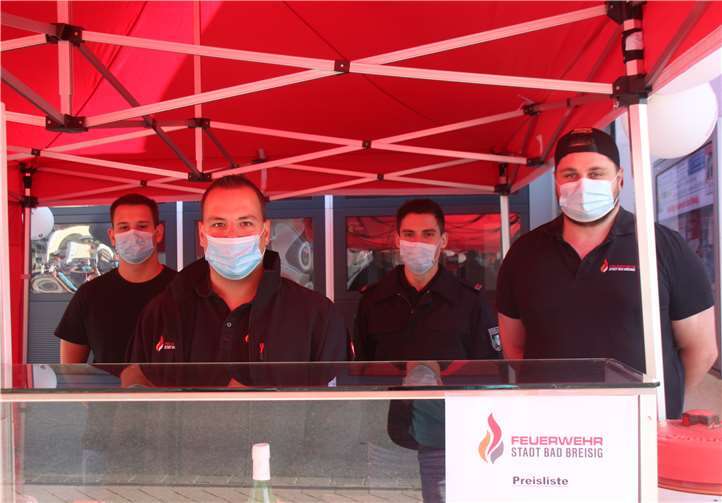 Hausgemachten Zwiebelkuchen und Federweißen gab es am Samstag bei der Feuerwehr Bad Breisig. Im Bild die „Corona-maskierten“ Feuerwehrleute mit ihrem stellvertretenden Wehrführer Martin Kunz (2. von l.).Foto: KMI