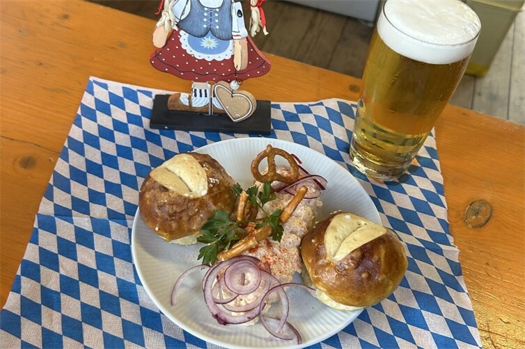 Hausgemachter Obatzter und bayrisches Bier vom Fass