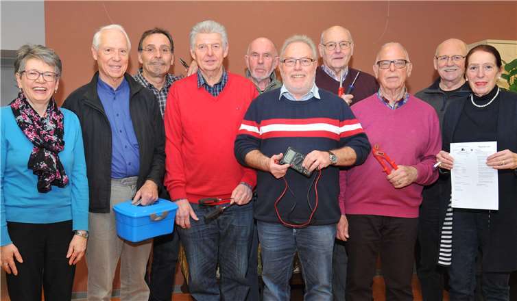 Haushaltsgeräte wie Föhn oder Mixer, aber auch Lampen und vieles bringt das Team des Reparatur-Cafés wieder in SchussFoto: Stadt Andernach/Maurer