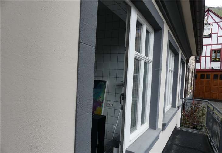 Hausherr Dr. Joachim Lippert hat viel Geld in die Hand genommen und stellt jetzt die auf modernstem Stand eingerichteten Räumlichkeiten für Büro- und Seminarräume zur Verfügung. In Planung ist auch ein Musik-Café sowie ein kleines Dorftheater.