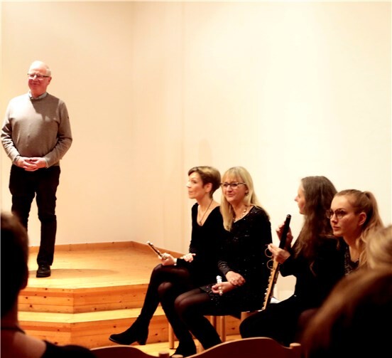 Hausherr Ewald Gillig begrüßte Musikerinnen und Zuhörer.