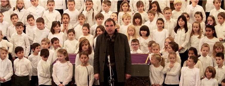 Hausherr Pfarrer Rainer Justen begrüßt die Zuhörer.