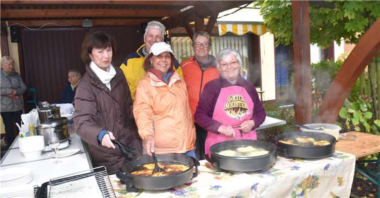 Hausherrin Uschi Muckenheim freute sich über den reißenden Absatz ihrer Kartoffelspezialitäten.Foto: EICH