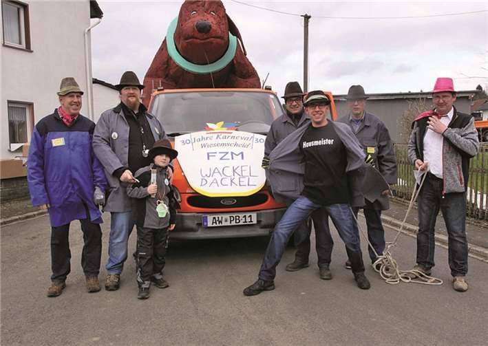 Hausmeister Krause war mit seinem mit Wackeldackel "Bodo" unterwegs.