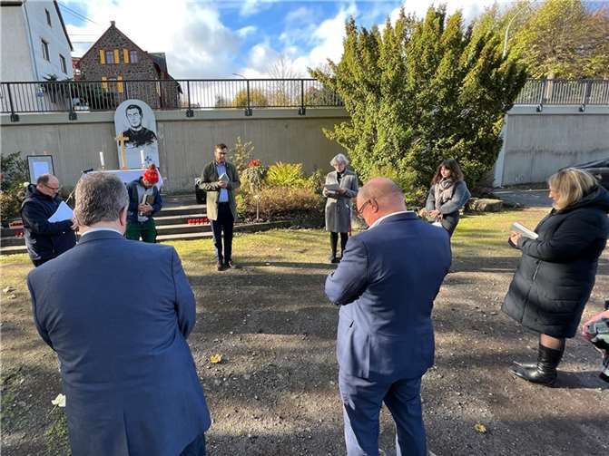 Hausoberer Erik Hau (Mitte) hielt die kurze Andacht mit Klientinnen und Klienten sowie Mitarbeitenden. Foto: privat