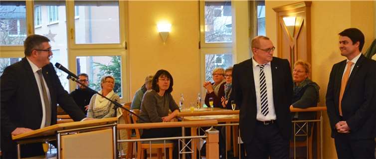 Hausoberer Frank Mertes (links) verabschiedete im Namen der Dienstgemeinschaft den bisherigen Kaufmännischen Direktor Matthias Warmuth (rechts) und hieß Holger Brand als neuen KD herzlich willkommen. privat