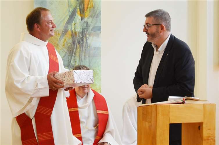 Hausoberer Frank Mertes überbrachte Glück- und Segenswünsche der Dienstgemeinschaft der Barmherzigen Brüder Saffig sowie der Geschäftsführung der BBT-Gruppe. Fotos: privat