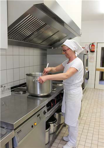 Hauswirtschaftskraft Bettina Beicht bereitet im Kinderhaus St. Matthias in Neuwied das Essen für mehr als 70 Kinder zu.Foto: privat