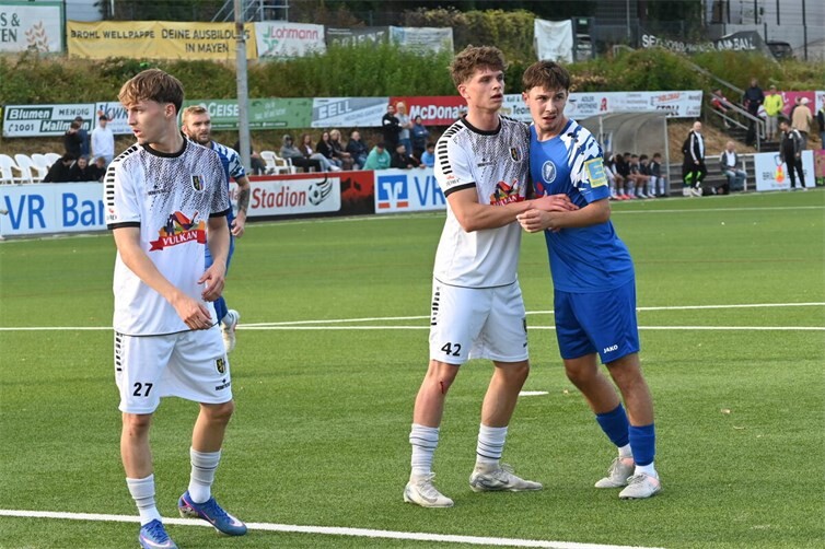 Hautenge Bewachung: Joel Maas (Mitte) und Marius Wingenbach (links) lassen den Spieler des FC Metternich nicht zur Entfaltung kommen. Foto: SK