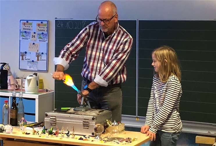 Hautnah erlebten die Kinder mit, wie aus derglühend heißen Glasmasse kleine Kunstwerke entstanden.  privat