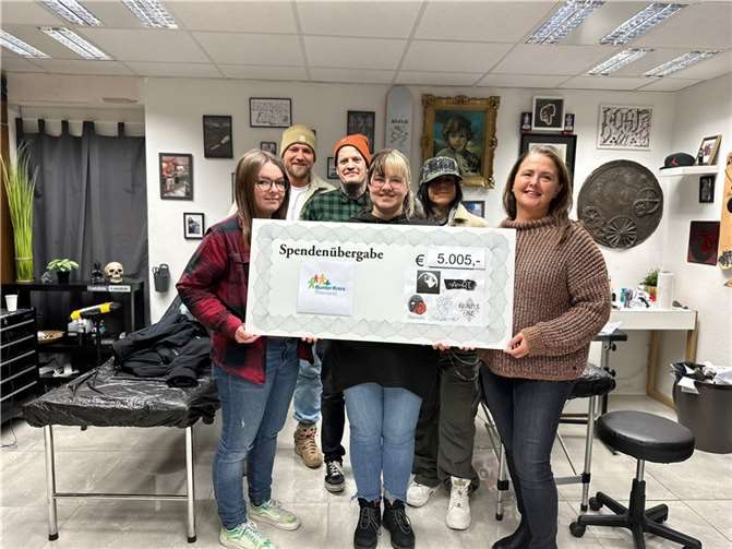 Hava Akduman (Bunter Kreis Rheinland e.V., links) mit den Tätowierern und dem Inhaber des Tattoo-Studios Kunstkurve Timmy Diel (2.v.r.).  Foto: Kunstkurve