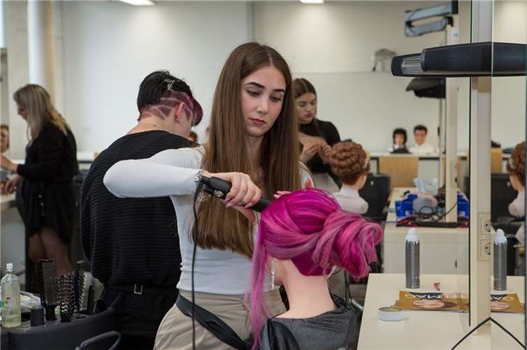 Hazal Ergüzel aus Niederelbert beim Wettbewerb im HwK-Zentrum.