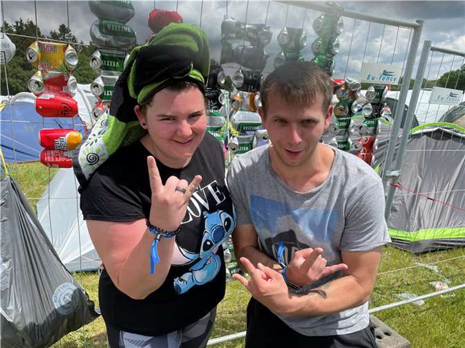 Headbangen mit Handtuch: Die beiden brachten die richtige Rock am Ring-Stimmung mit.