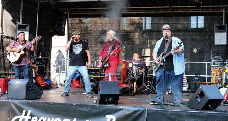 „Heavens a Beer“ lieferten im Andernacher Schlossgarten perfekten Eifelrock in Mundart.Foto: G.S.