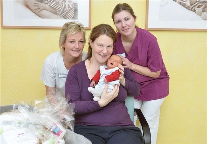 Hebamme Nadine Müller (r.) und Stationsleitung Anja Beck (l.) freuten sich mit Anna und Julius. Jutta Breuer