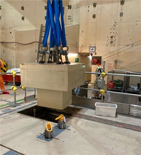 Heben des ersten Betonriegels.Quellen: RWE Nuclear GmbH