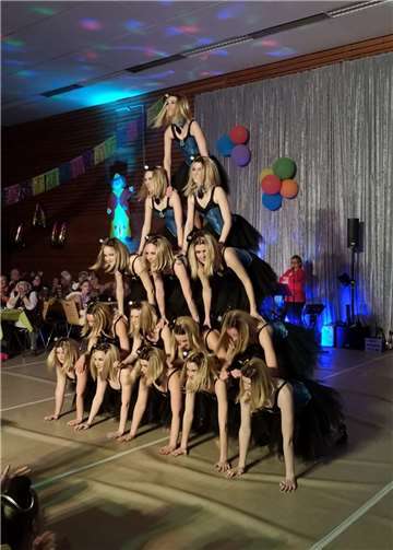 Hebungen und Gemeinschaft- verbinden lässt sich das bei der Tanzgruppe Kassiopeia. Foto: TSV Lehmen