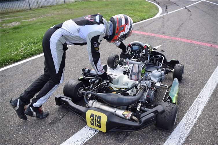 Heckstoßstange hängt am Reifen fest.