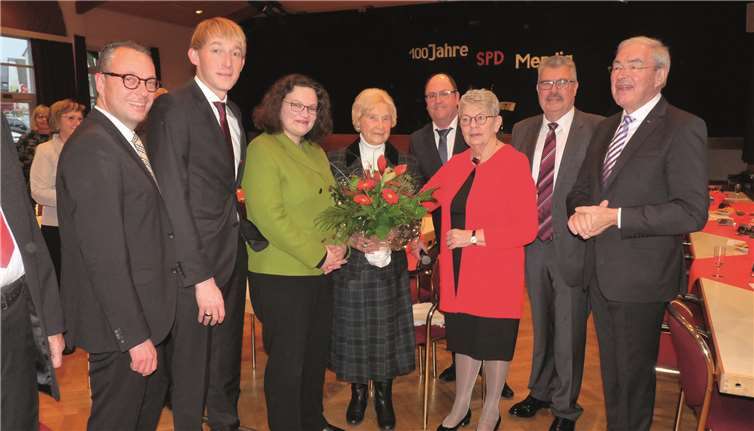 Hedi Heuft (mi.) nahm für ihre 50 Jahre währende Mitgliedschaft bei der Mendiger SPD die Glückwünsche ihrer Genossen und Genossinnen entgegen.