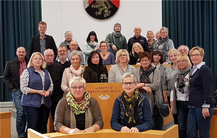 Hedi Thelen MdL (vorne li., stehend) berichtete über ihre parlamentarische Arbeit. privat