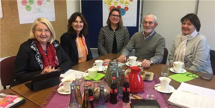 Hedi Thelen (l.) und Mechthild Heil (2.v.l.) zu Besuch in der Katholischen Familienbildungsstätte Andernach. Foto: privat
