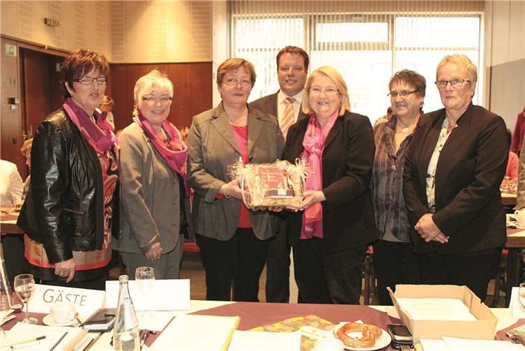 Hedi Thelen übergibt Geschenk an die Referentin Ilse Diewald, Vorsitzende der kfd.AND