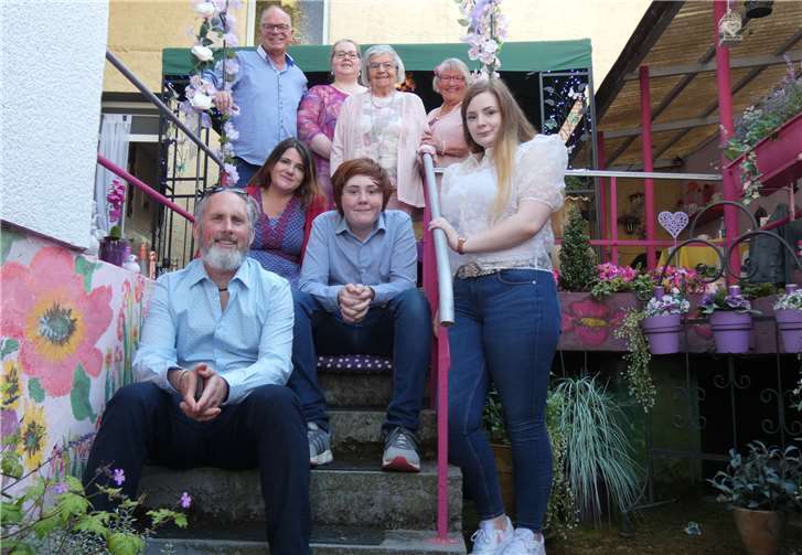 Hedwig Brandenburg (hinten 2.v.r) feierte ihren 100. Geburtstag im Kreise ihrer Familie mit Kindern und Enkelkindern.Foto: Privat