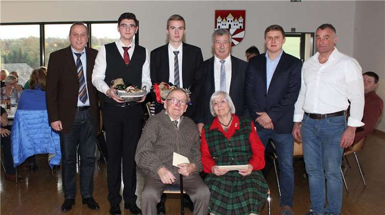 Hedwig Gesell und Otto Schüller wurden durch die Vertreter der Ortsgemeinde (v. r.: die Beigeordneten Günter Dietzler und Sebastian Schüller sowie Ortsbürgermeister Werner Breuer) und des JGV Königsfeld (3. und 2. v.l. 1. Vorsitzender Max Antwerpen und Adrian Henk) geehrt, worüber sich auch Bürgermeister Johannes Bell freute.Fotos: WER