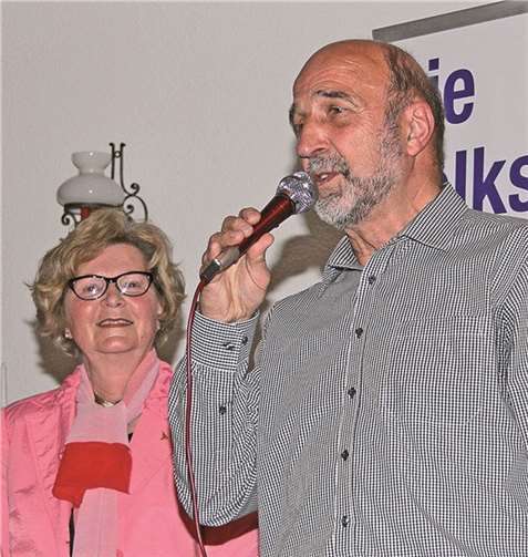 Hedwig Herdes staunt über Wilfried Morbachs Kunst, die Preußer-Gedichte auswendig vorzutragen.privat