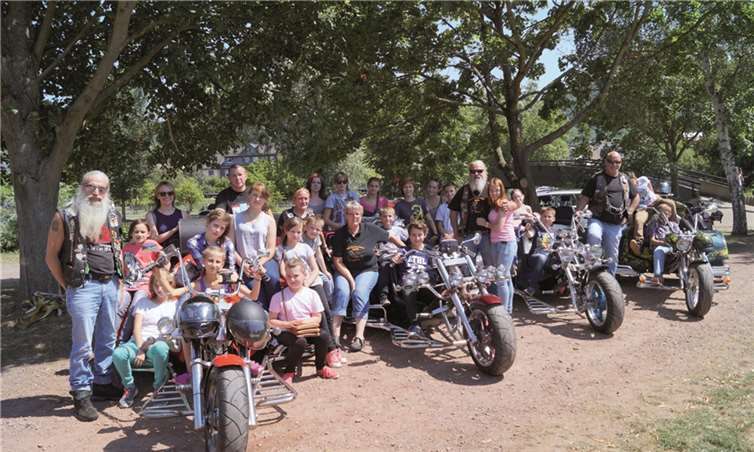 Hedwig Horn (Mitte) und ihr Ehemann Helmut engagieren sich seit Jahren mit der ganzen Familie und den Triker-Freunden für die gute Sache. Die urigen Kerle und die nicht minder zünftigen Bräute verwöhnen die Kinder aus der Ukraine gern. MT