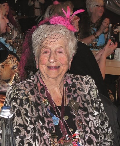 Hedwig KIöppel als strahlende Karnevalistin bei der diesjährigen Sitzung der Fidelen Möhnen.