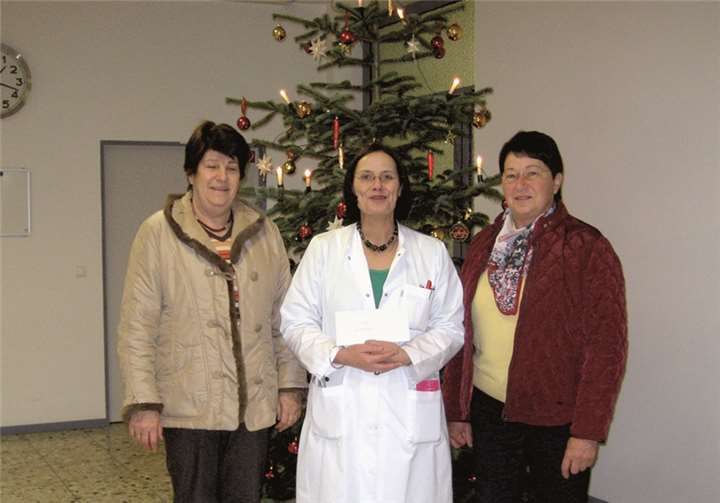Hedwig Möseler (r.) und Vera Kaspers (l.) zu Besuch bei Dr. Lu Näkel im Krankenhaus Adenau. privat