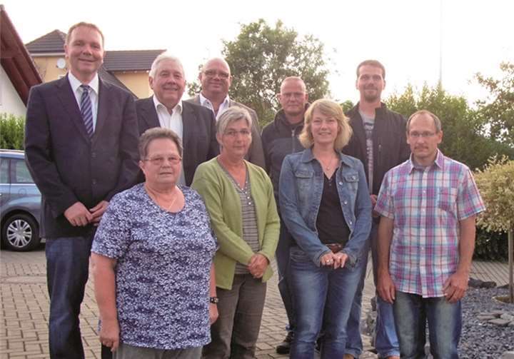 Hedwig Oberegger, Angelika Scheyer, stellvertretende Ortsvorsteherin Liane Oettgen, Michael Seidel (v.R.v.l.); Thorsten Velten, Patric Vietze, Helgo Mendel, Ortsvorsteher Wilfried Ehrenstein, Stadtbürgermeister Thomas Vis (h.R.v.l.).privat