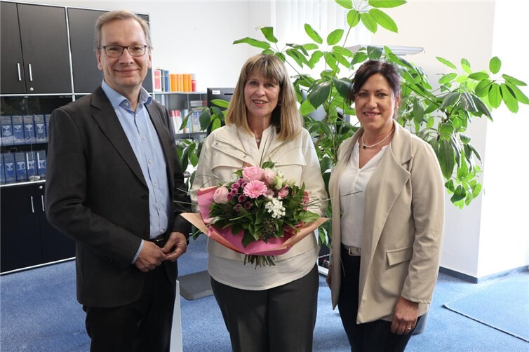 Hedwig Schneider (Mitte) wurde von Bürgermeister Andreas Geron (l.) und Antje Thürmer (r.), Fachbereichsleiterin Finanzen in den Ruhestand verabschiedet.  Foto: Stadtverwaltung Sinzig